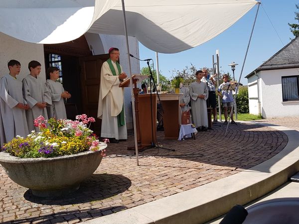 Bischof Gerber feiert den Abschlussgottesdienst mit den Familien Bischof Gerber feiert den Abschlussgottesdienst mit den Familien